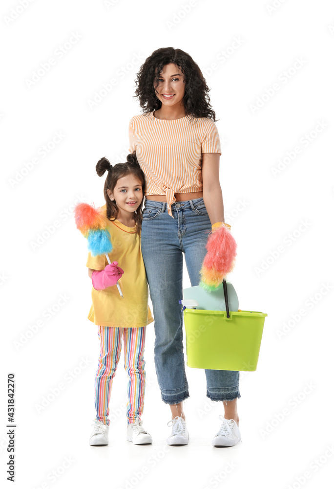 母亲和女儿带着白底清洁用品