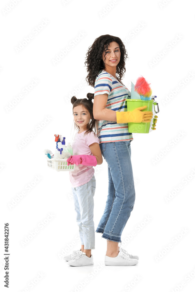 母亲和女儿带着白色背景的清洁用品
