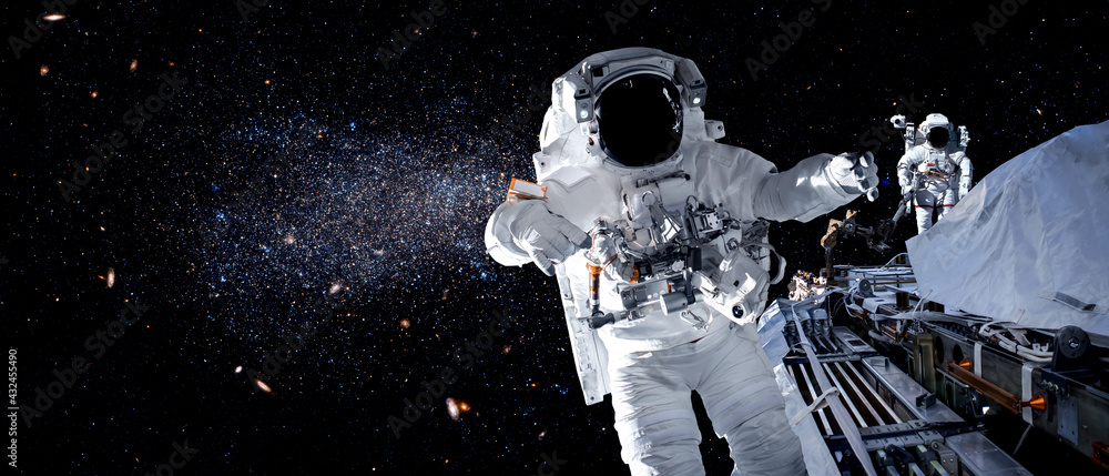 宇航员在外太空为空间站工作时进行太空行走。宇航员穿戴完整