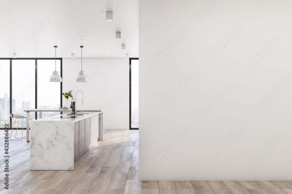 宽敞的厨房里的空白浅色墙，镶木地板，大理石桌面，从巨大的角度俯瞰城市