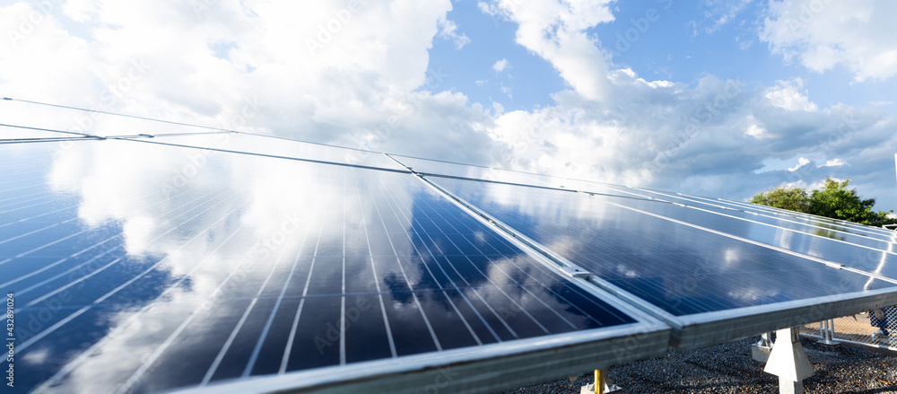 屋顶上的太阳能电池板，蓝天多云，绿色能源和世界可持续发展理念。