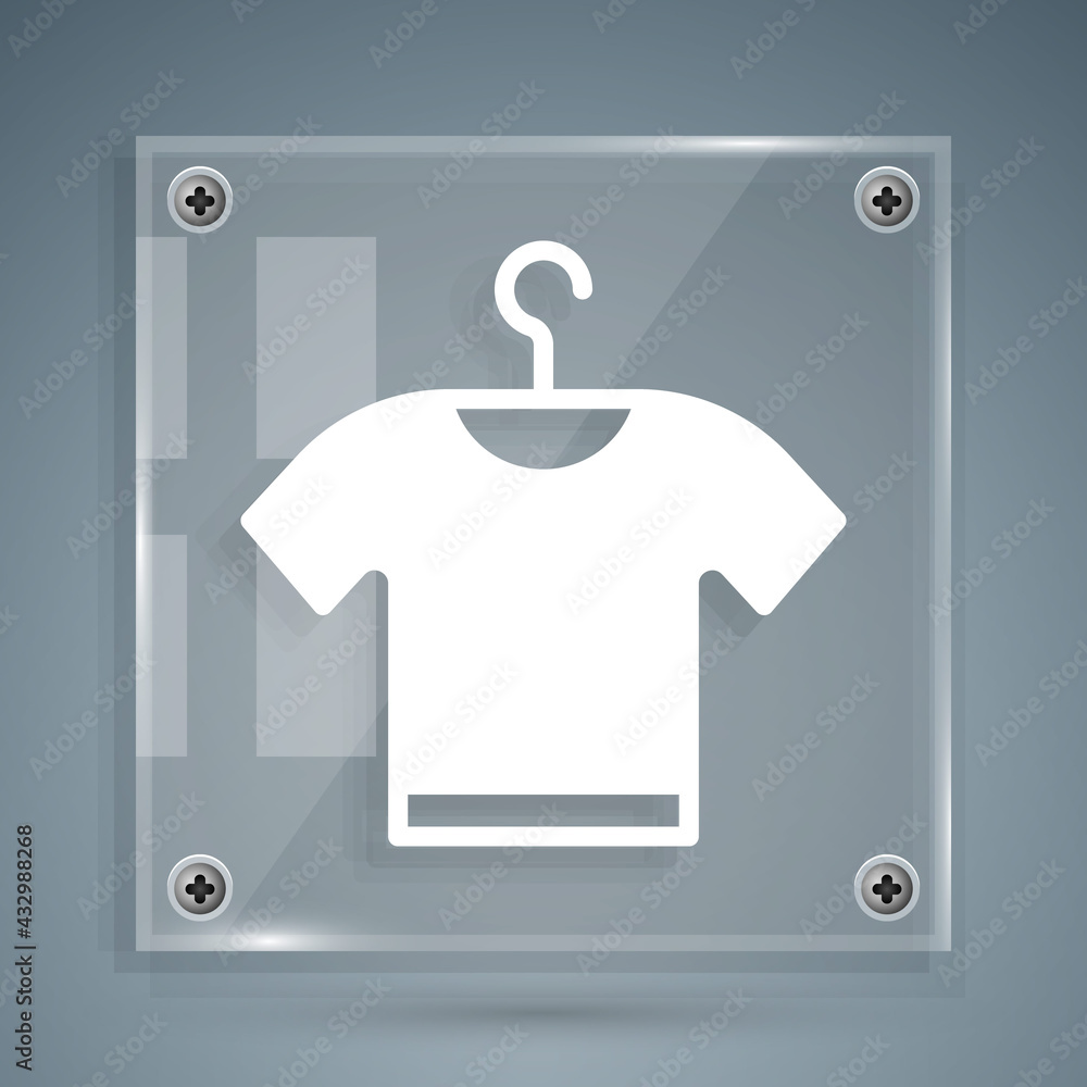灰色背景上隔离的白色T恤图标。方形玻璃面板。矢量