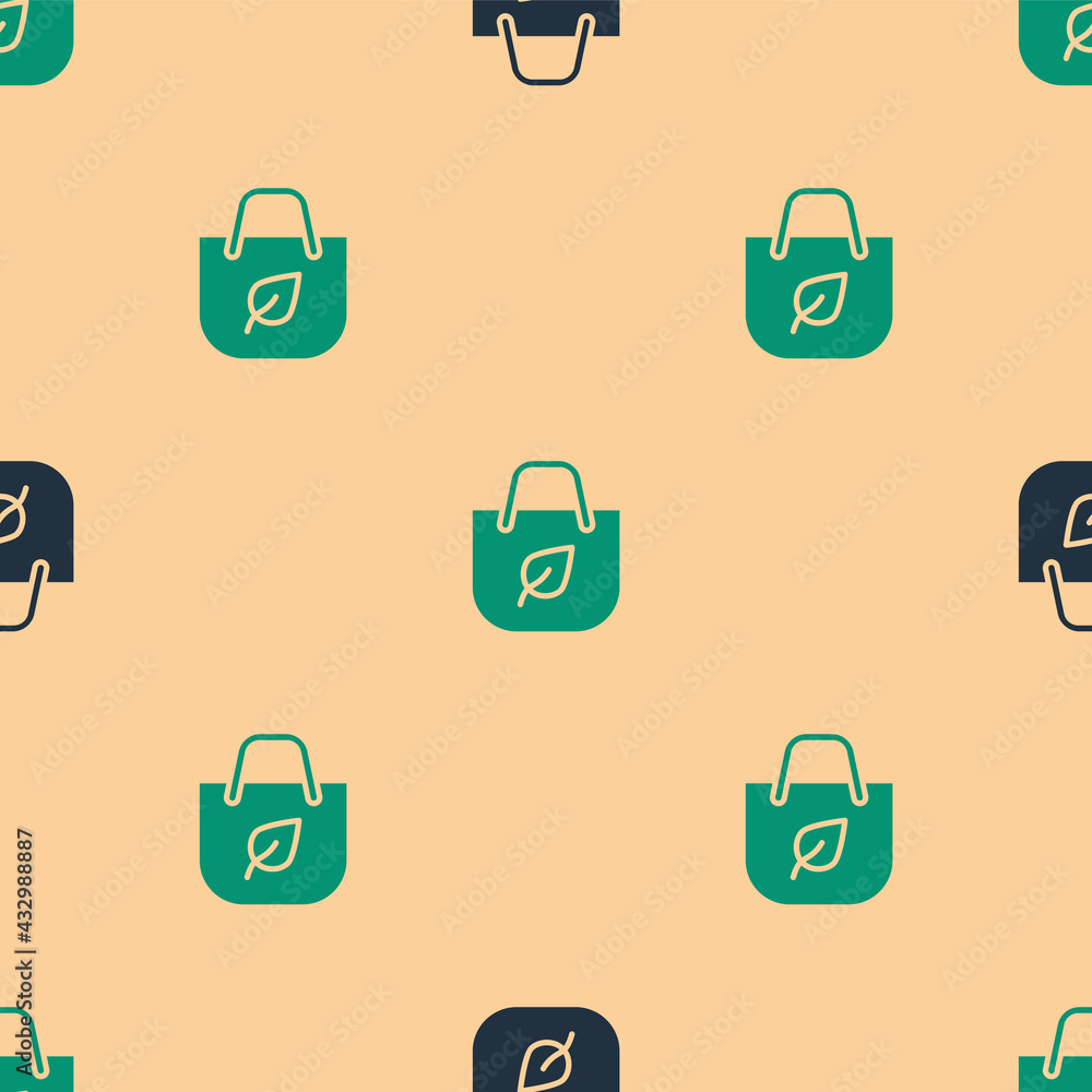 绿色和黑色纸质购物袋，米色背景上有回收图标隔离无缝图案。