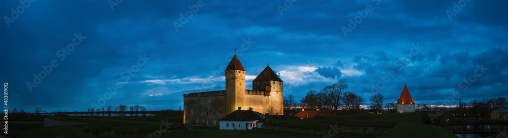 Kuressare，SaaremaIsland，爱沙尼亚。蓝色夜晚的圣公会城堡。传统地中海