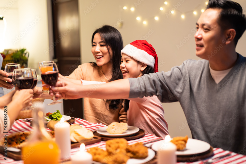亚洲大家庭举杯庆祝圣诞派对。