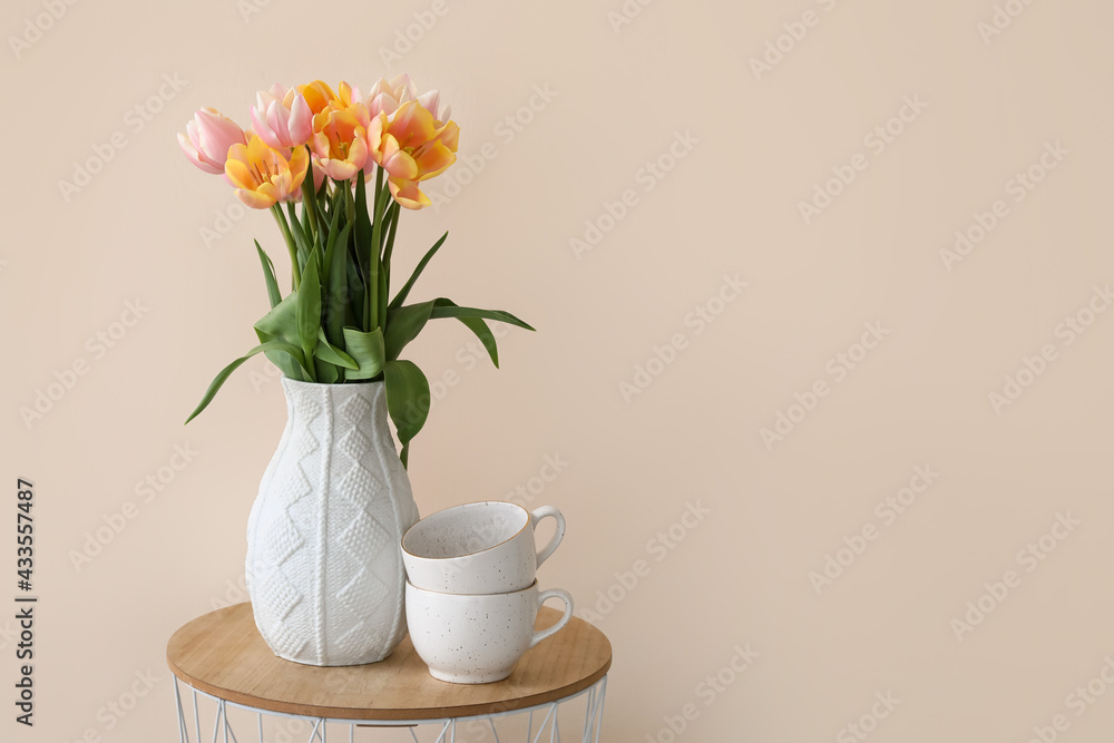 彩色墙附近桌子上一束美丽的郁金香花