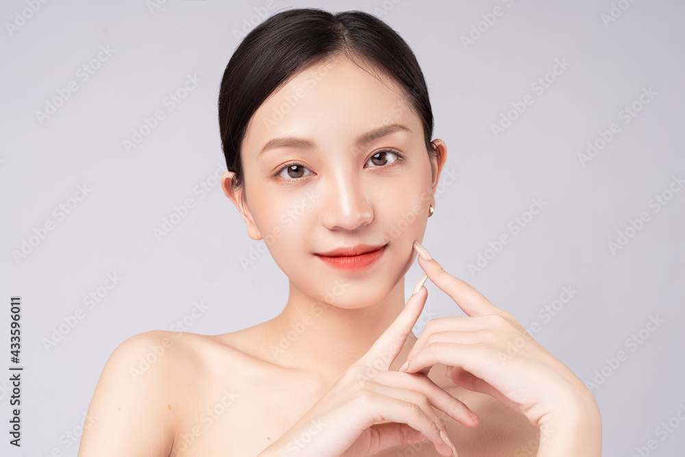 美丽的亚洲女性拥有美丽健康的皮肤，感到幸福