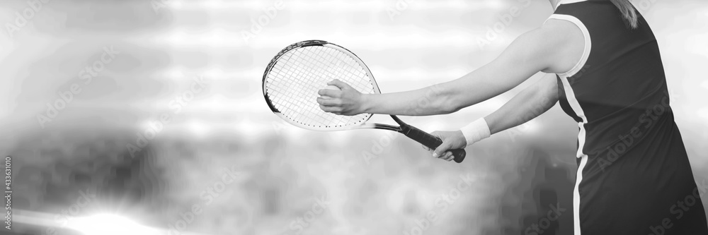 在体育场上空打网球的女性腹部黑白构图