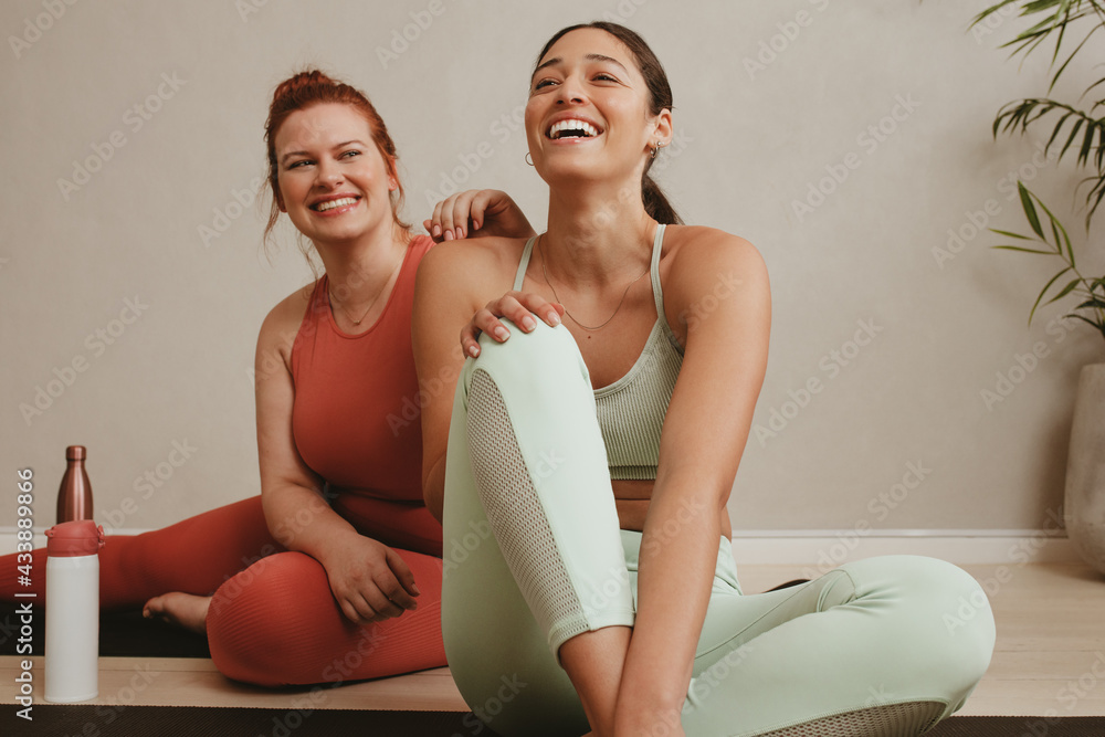 快乐的女性在锻炼过程中放松