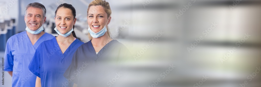 在光线模糊的手术中微笑的男性和女性牙医的组成