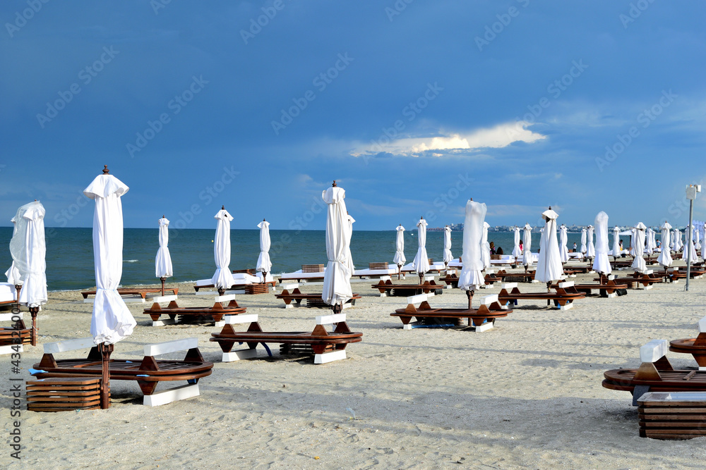 开放时间后（晚上）空的沙滩椅和雨伞-Navodari，Constanta，Dobrudja