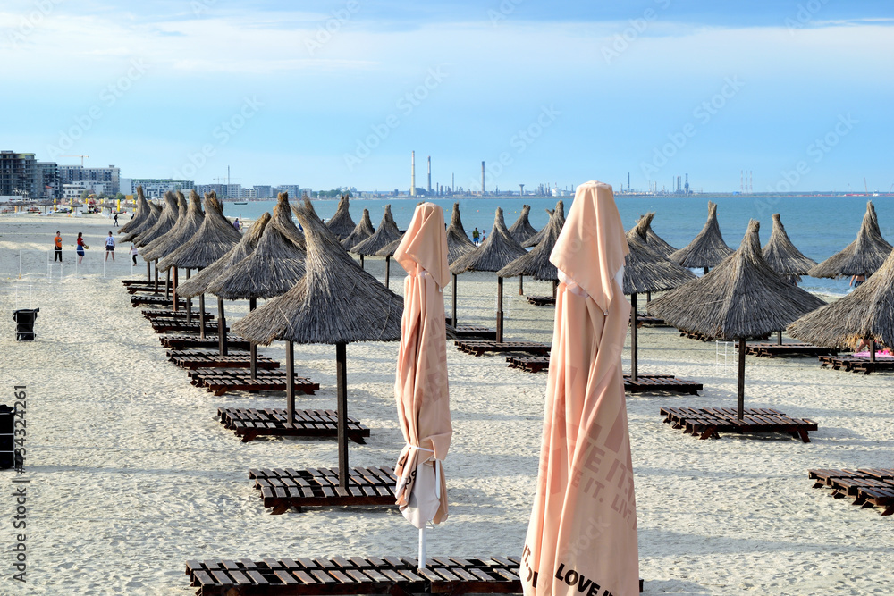 开放时间后（晚上）空的沙滩椅和雨伞-纳沃达里、康斯坦察、多布鲁贾