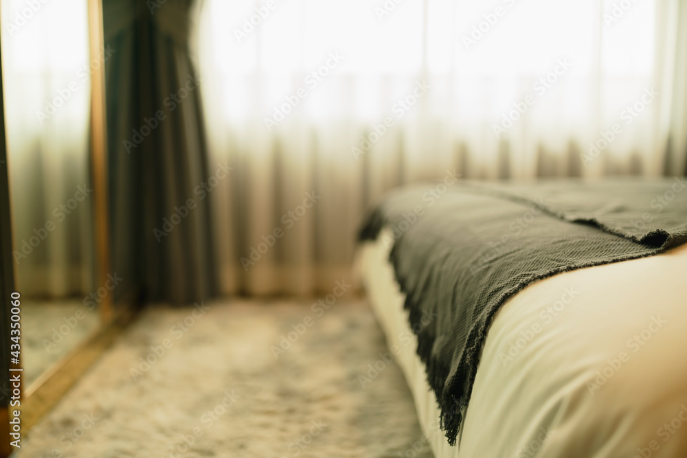 靠近窗户的柔软床毯和毛皮地毯卧室家居室内设计概念背景