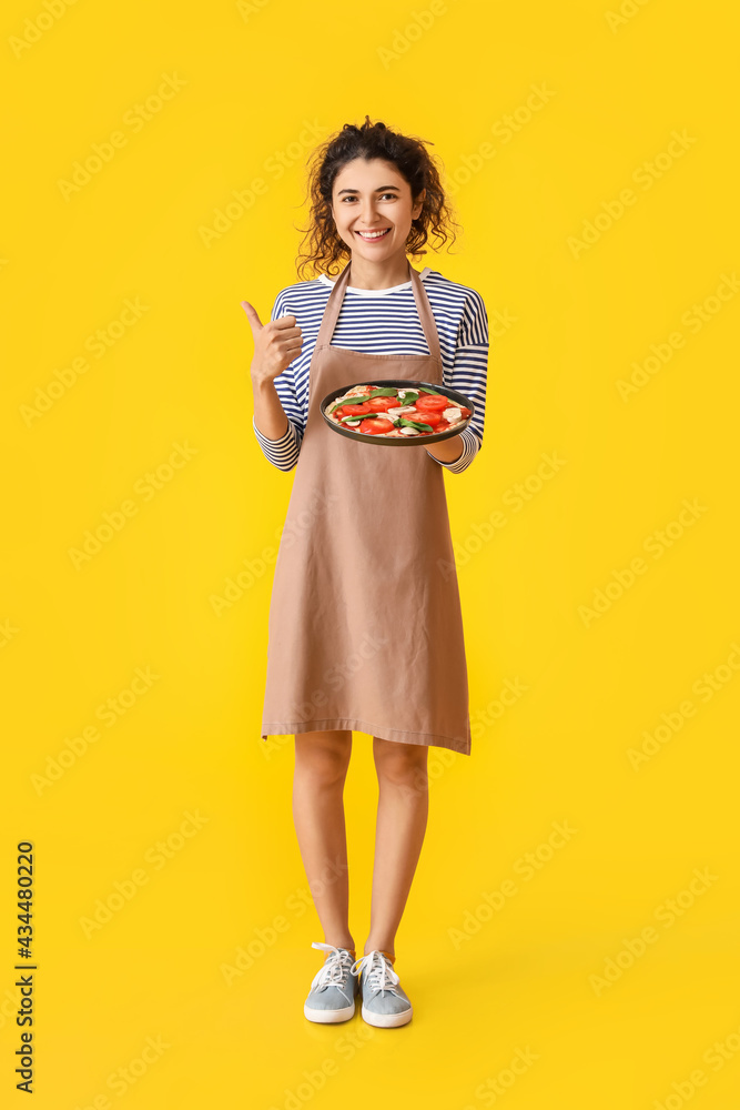漂亮女人，美味的披萨在彩色背景上竖起大拇指
