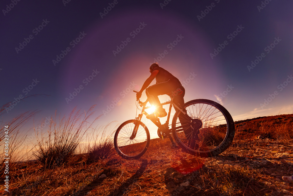 Deportes de bicicleta y concepto de aventurero.. Deportes extremos con bicicleta de montaña y puesta