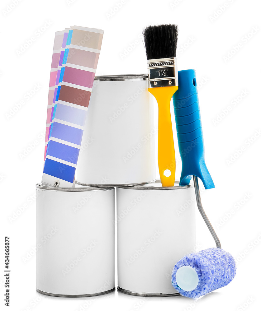 白色背景上的油漆和工具罐
