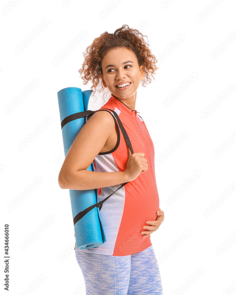 怀孕的非裔美国妇女，穿着白底瑜伽垫