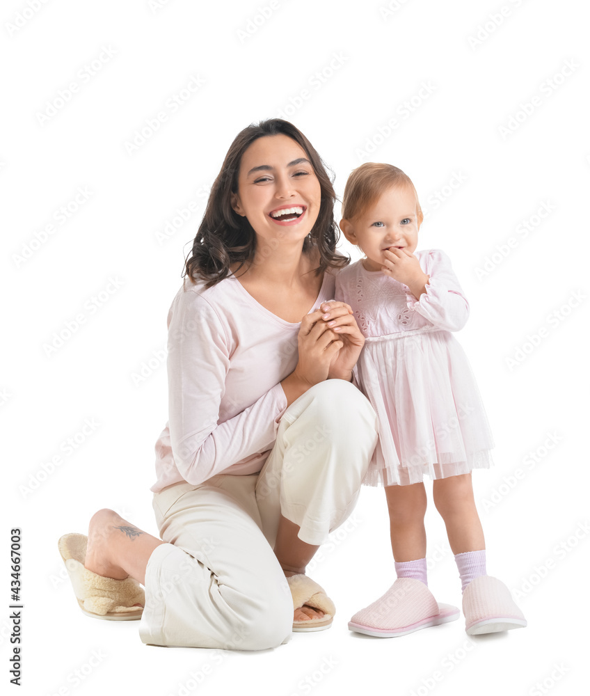 白人背景下的快乐女人和她的小女儿
