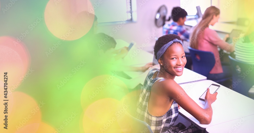 非裔美国女青少年在课堂上使用智能手机的光圈组成