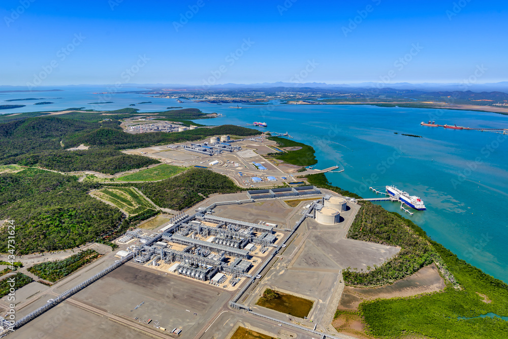 昆士兰柯蒂斯岛上的液化天然气厂和昆士兰柯蒂斯群岛上的液化气船