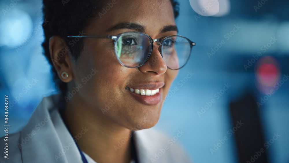 美丽的拉丁黑人女性的肖像——戴着眼镜的电脑屏幕。年轻聪明