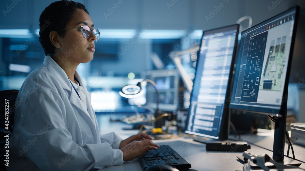 现代电子开发设施：女工程师在计算机上使用CAD编程软件