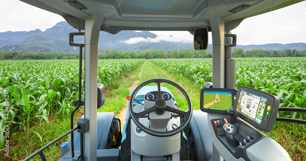 5G自动拖拉机在玉米地里工作，未来技术与智能农业农业概念