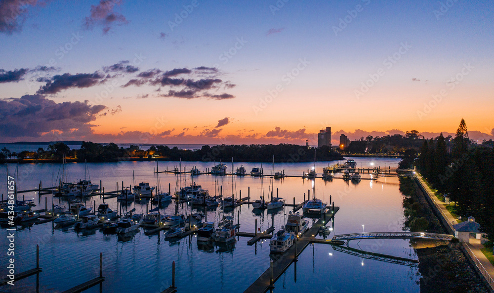黎明时分的格拉德斯通码头。昆士兰