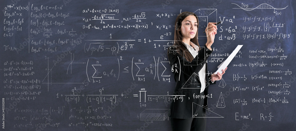 与一名身穿黑色西装的年轻女子一起在透明墙上写数学计算的学习过程。