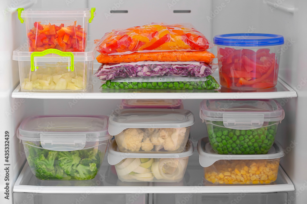 冰箱里装有蔬菜的容器和塑料袋