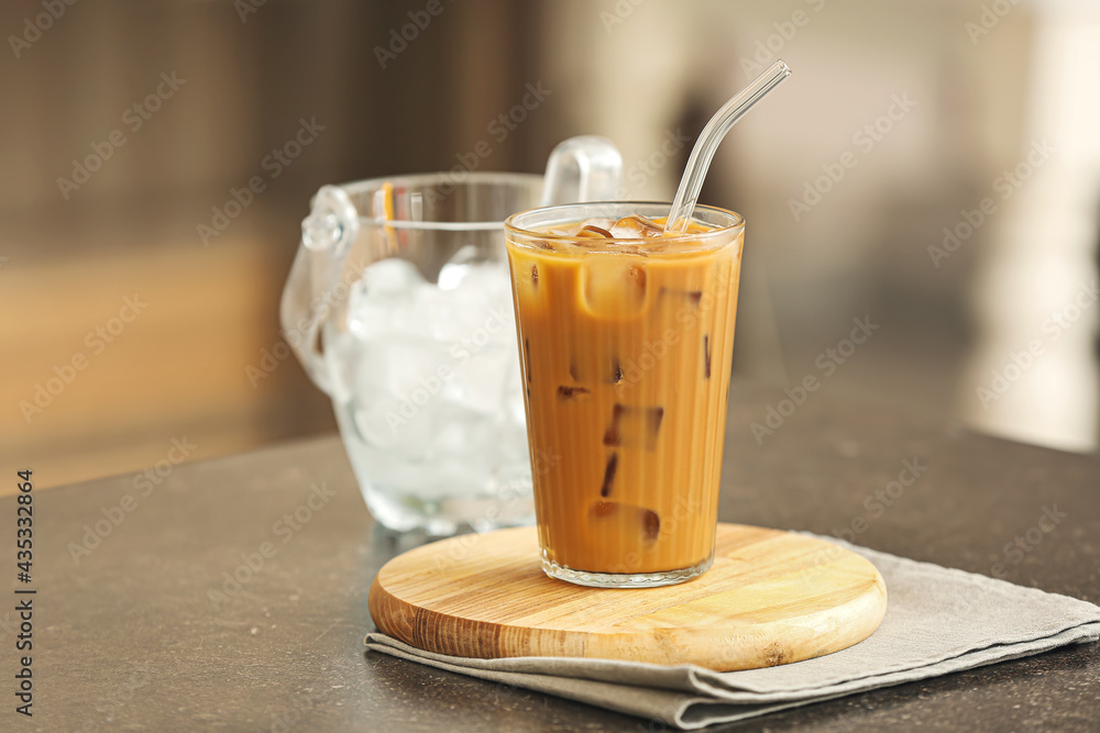咖啡馆桌子上的一杯美味的冰咖啡，特写