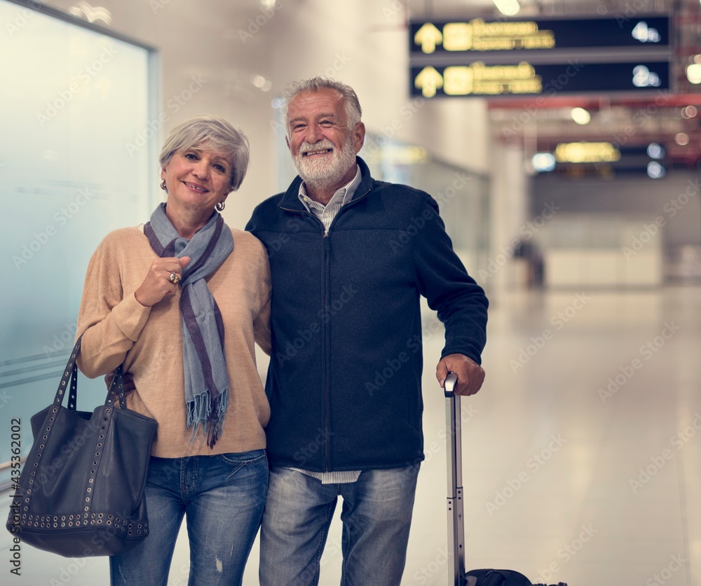 老年夫妇机场旅游现场