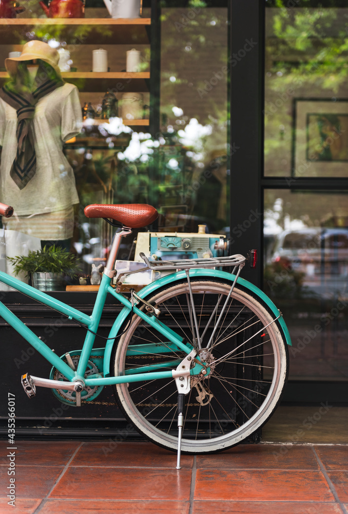 城市咖啡店的自行车