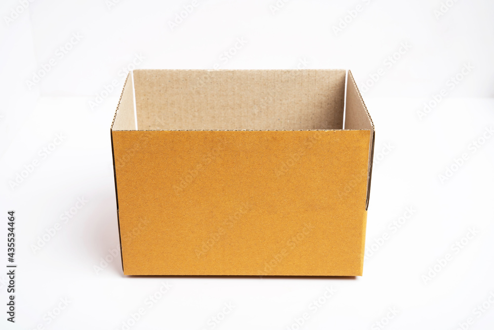 白色背景下打开的棕色纸板箱的侧视图。
