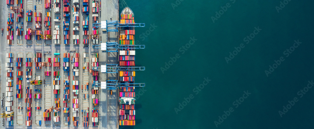 集装箱码头港口集装箱船鸟瞰图，集装箱船的船停在码头