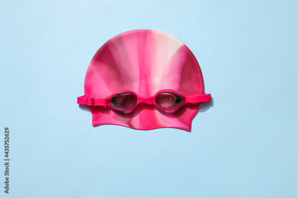 彩色背景带护目镜的游泳帽