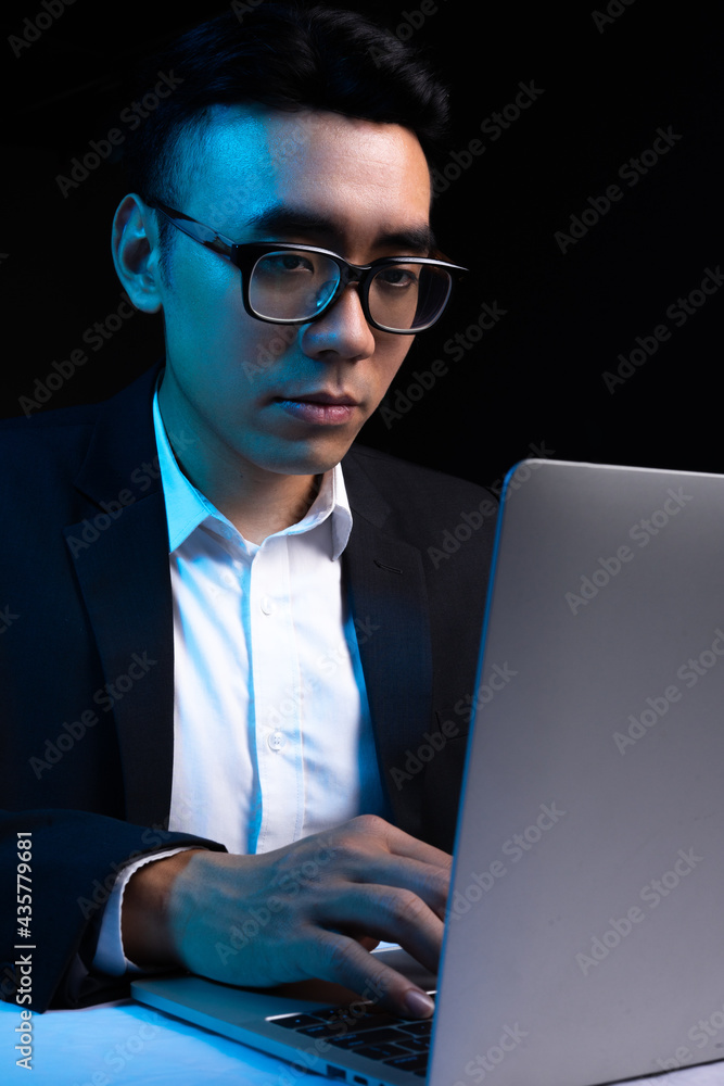亚洲男程序员夜间工作画像