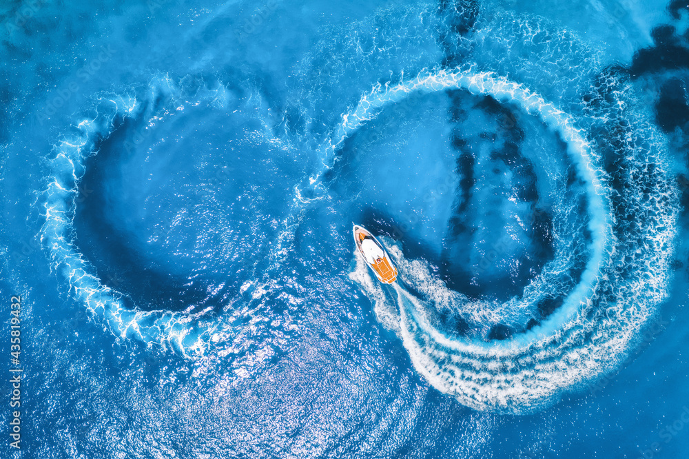 夏季阳光明媚的日子，快艇在清澈的蓝色水中的鸟瞰图。fas的无人机俯视图