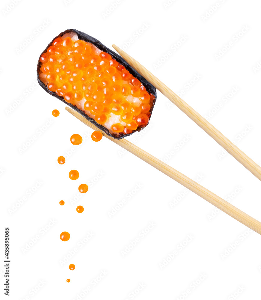 新鲜的传统日本寿司，筷子之间夹着鱼子酱，白底隔离