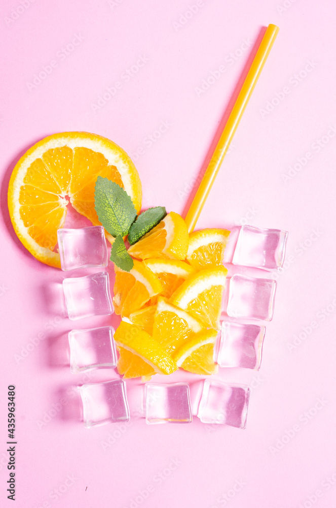粉色背景冰块制成的橙汁杯