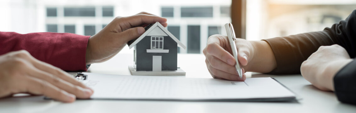 房地产经纪人提供房屋保险，并在客户签字后立即结束销售