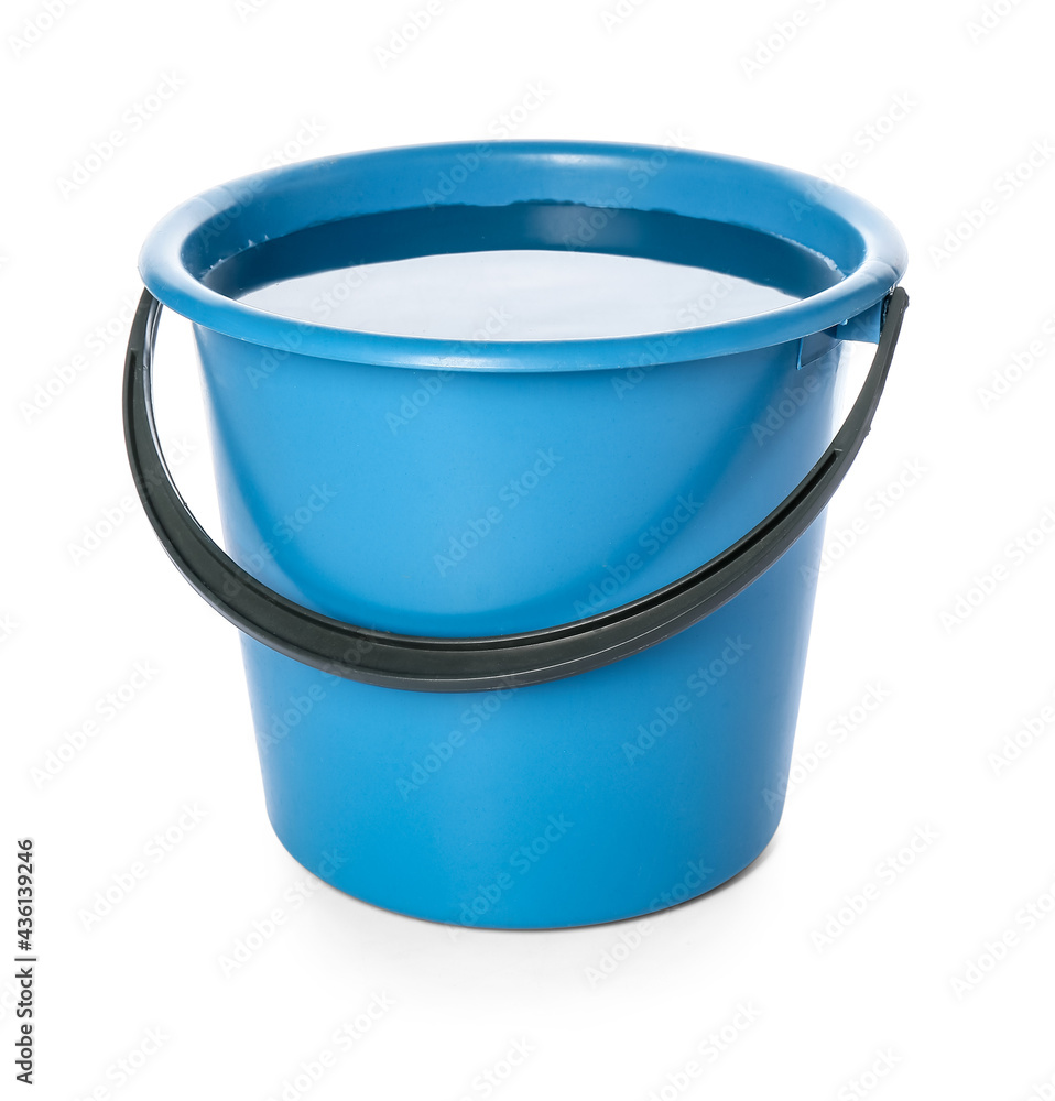 白底带水的塑料桶