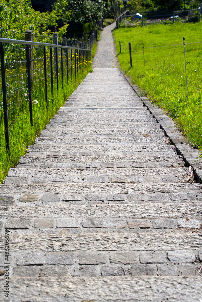 苏黎世市春天铺路石砌成的旧楼梯。摄于2021 5月28日，苏黎世