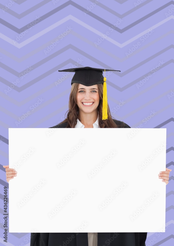 戴着毕业帽拿着白板的白人女学生的作文
