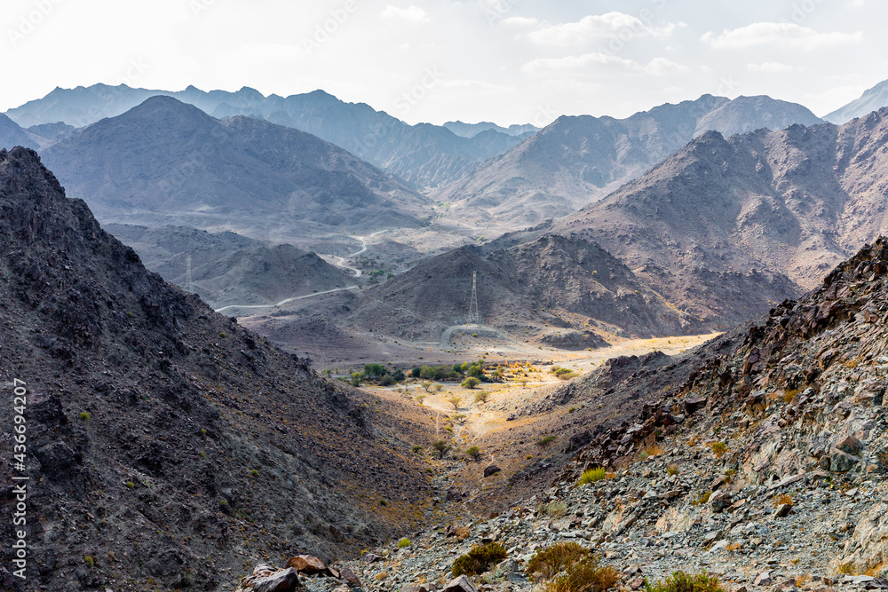 从Copper Hike Summi看到的Hajar山脉和Wadi Ghargur景观，以及输电塔