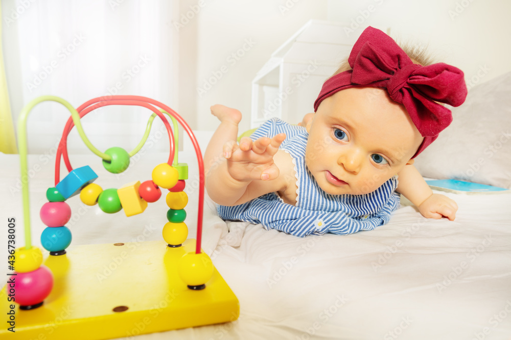 婴儿女孩拉伸到珠状过山车玩具