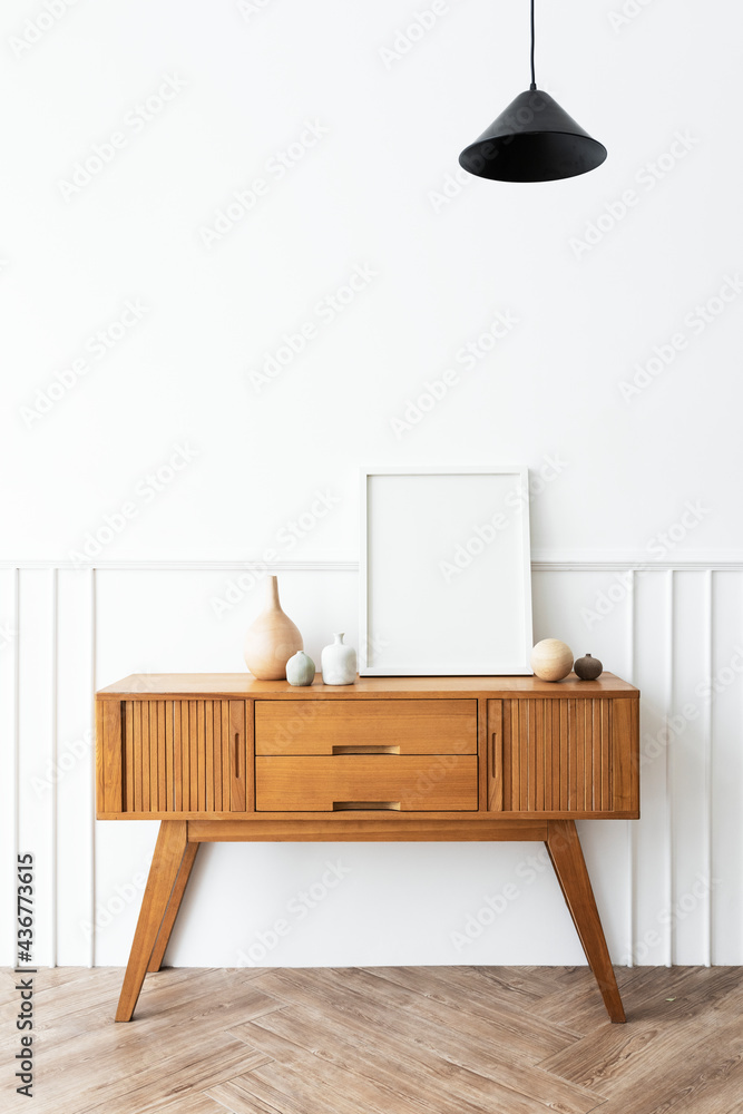 木制边桌上的家具框架