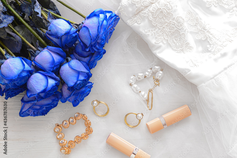 美丽的蓝玫瑰，浅色背景的化妆品和婚纱
