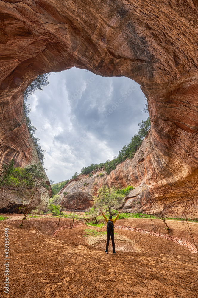 一个男人站在一个巨大的心形洞穴里
