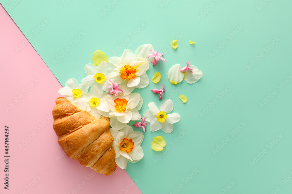 美味的羊角面包，彩色背景上有美丽的花朵